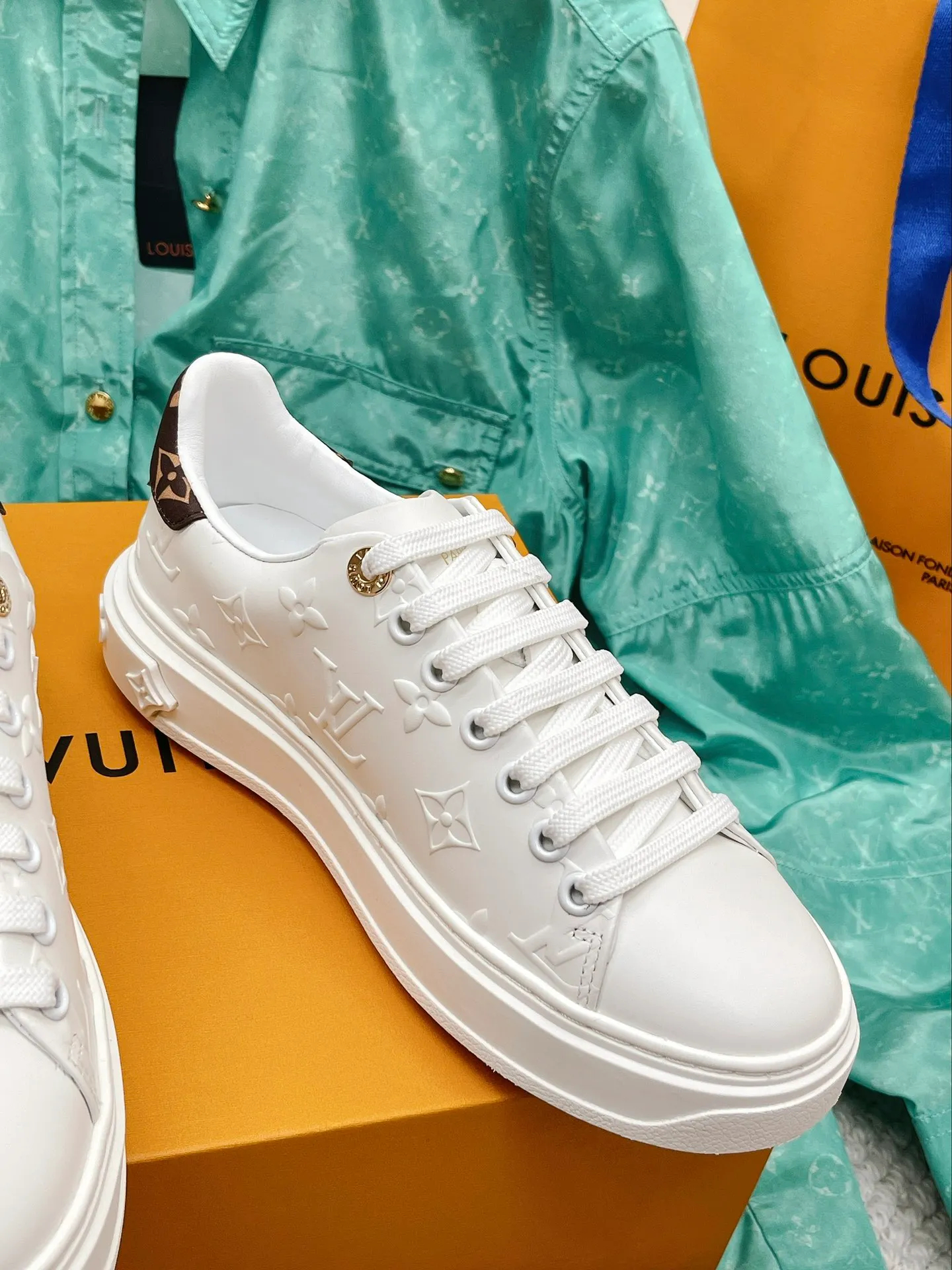 👟👟Ex-factory price 560👟👟 LV (couples model) Donkey brand 2022 new color Latest thick-soled white shoes Three-dimensional embossed technology New color Super good-looking Girly heart bursting with youthful vitality Versatile fashion —————————————————— Fabric: Cowhide Lining: Silk cowhide Outsole: T👟👟Ex-factory price R wear-resistant sole Code number: 35-45